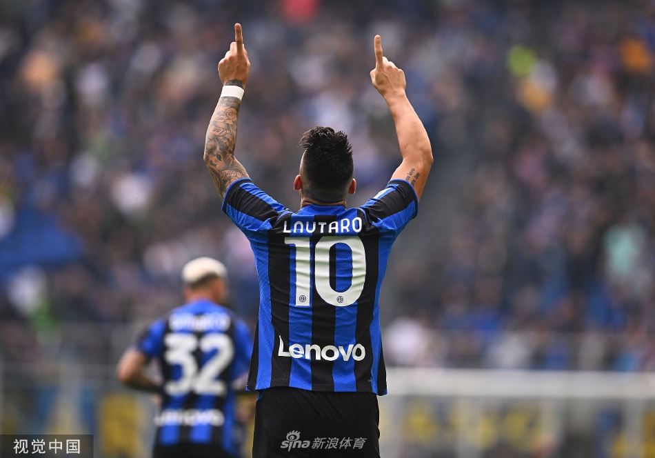 恰尔汗奥卢在中场从容指挥调度，抬头观察前方，准备送出关键传球