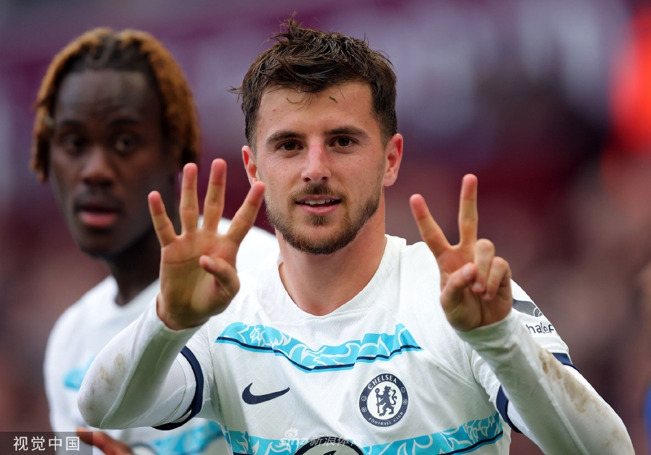 芒特张开双臂在维拉公园球场狂奔庆祝，背景是欢呼的切尔西队友和略显沮丧的维拉后卫