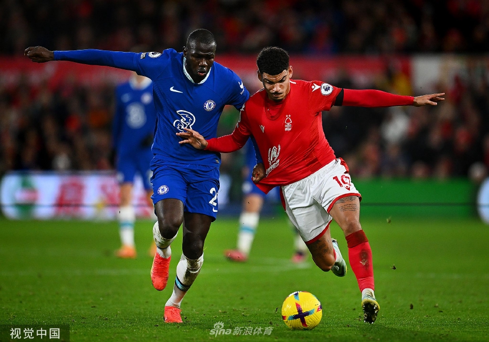 切尔西队长阿斯皮利奎塔带球突破，眼神坚毅试图带领球队重整旗鼓