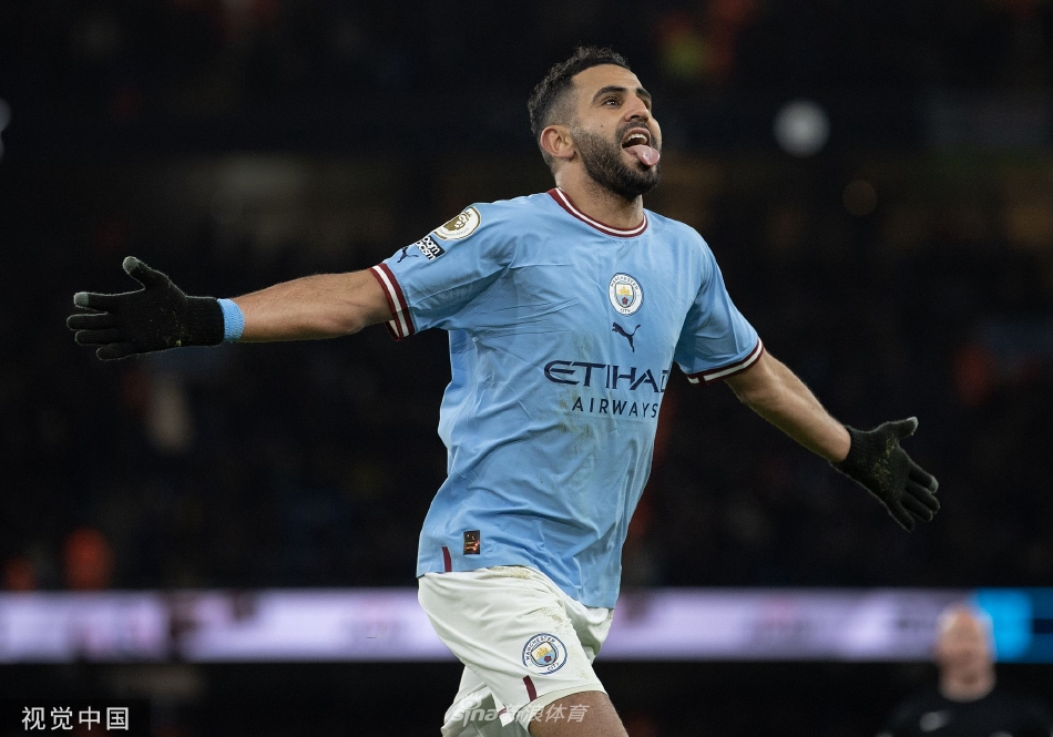 马赫雷斯张开双臂在伊蒂哈德球场滑跪庆祝，背景是沸腾的蓝色看台，他攻入锁定胜局的进球后尽情释放激情。