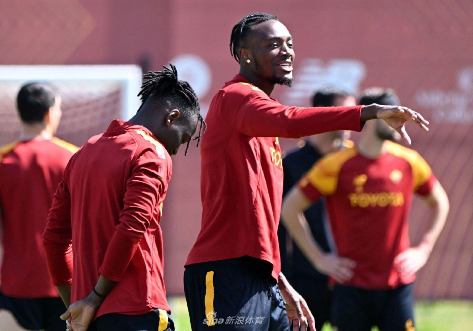 中场核心洛伦佐·佩莱格里尼在练习定位球，他专注地凝视着人墙与球门的角度，试图找回脚感，弥补首回合射失点球的遗憾。