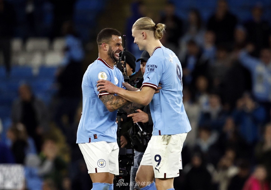 曼城全队赛后向主场球迷致谢，哈兰德怀抱比赛用球纪念破纪录之夜