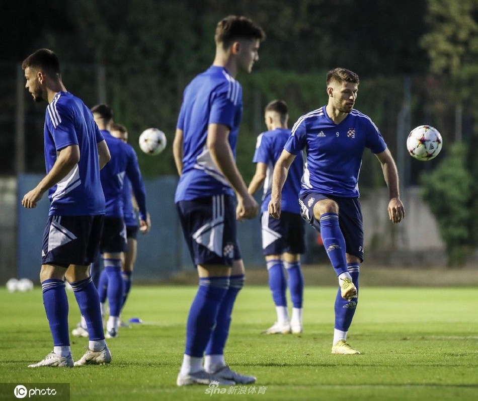 队员围成一圈进行高强度核心训练，紧抿的嘴唇与绷紧的肌肉线条诉说对胜利的极致追求