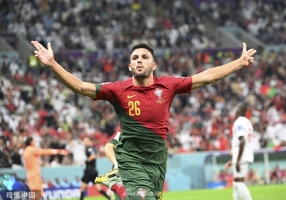 葡萄牙全队激情庆祝进球，老将佩佩与年轻队友紧紧相拥，传承与喜悦在此刻交汇