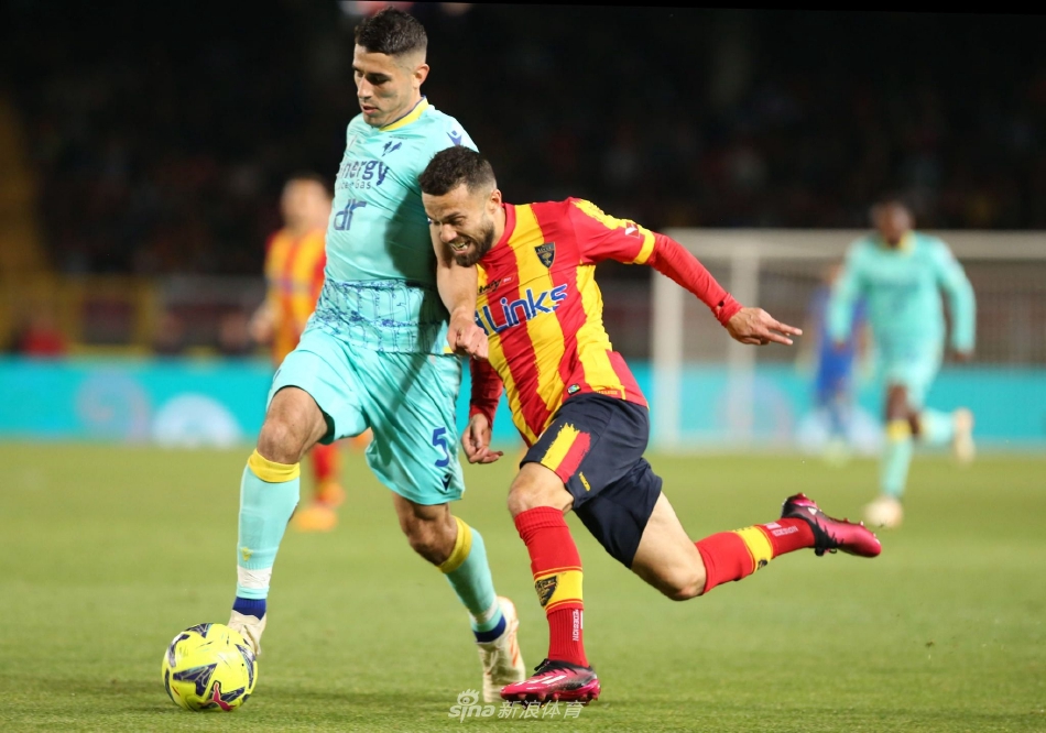 比赛结束后，维罗纳球员围成一圈向远道而来的客队球迷致谢，分享胜利喜悦