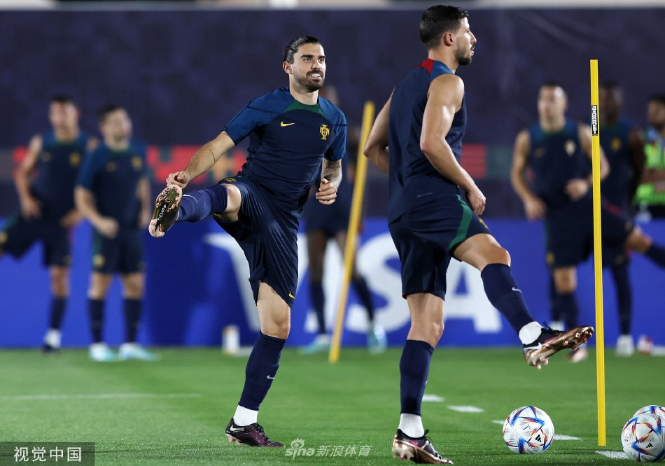 C罗带球突破防守队员，球衣在奔跑中随风鼓动，脚下足球如被磁石吸附般听话