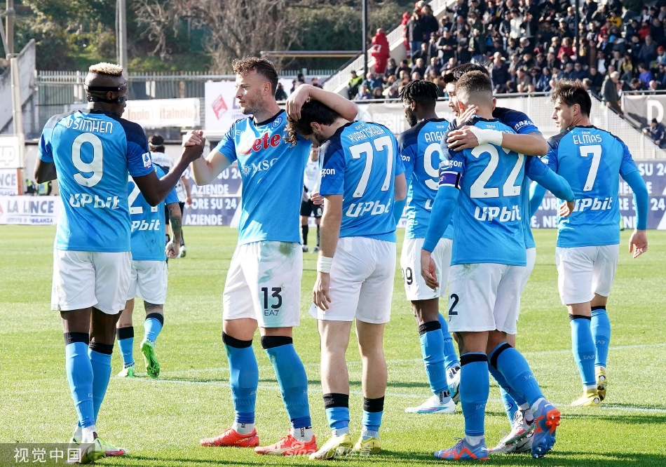 格鲁吉亚天才克瓦拉茨赫利亚在罚入点球后张开双臂激情庆祝，眼神中充满坚定与自信