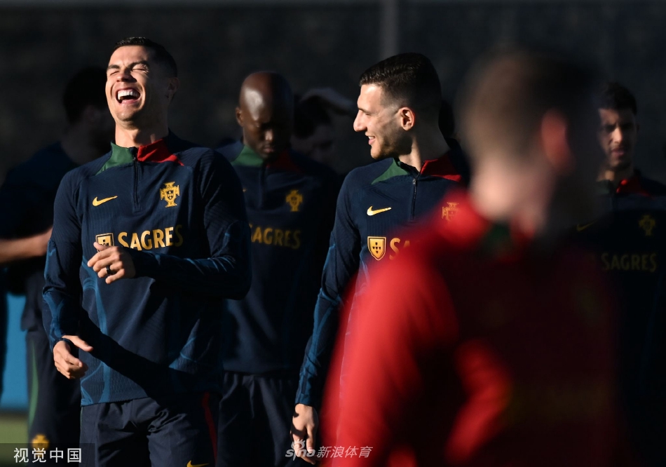 C罗在训练中与年轻队友并肩慢跑，面带微笑耐心交流，尽显领袖风范