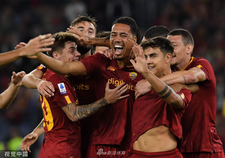 罗马后卫斯莫林在角球进攻中高高跃起，力压防守球员将球狠狠顶入网窝，为球队取得梦幻开局。