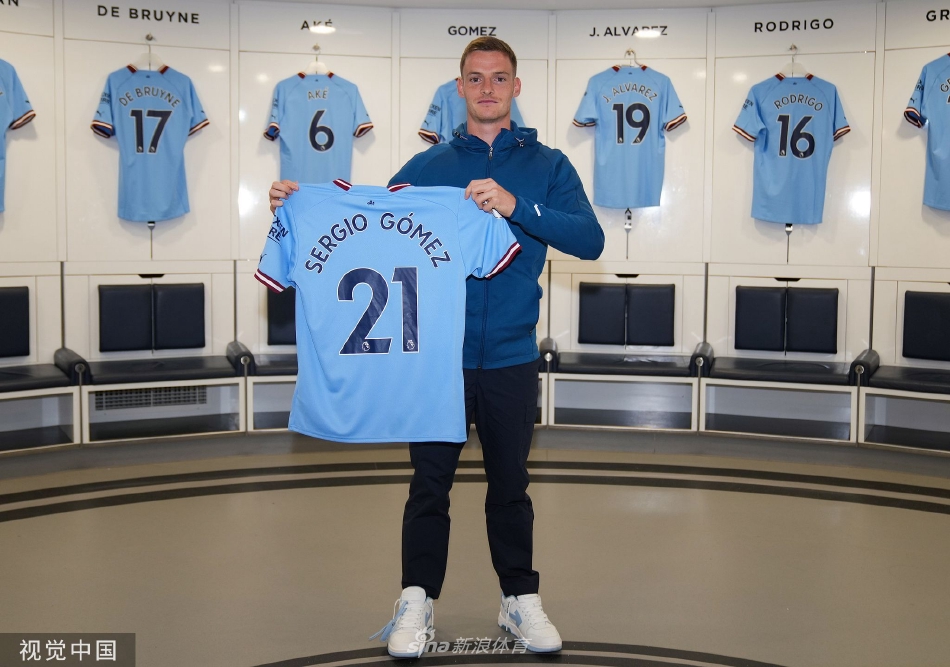 戈麦斯在签约后首次踏上曼城训练场，神情专注充满期待