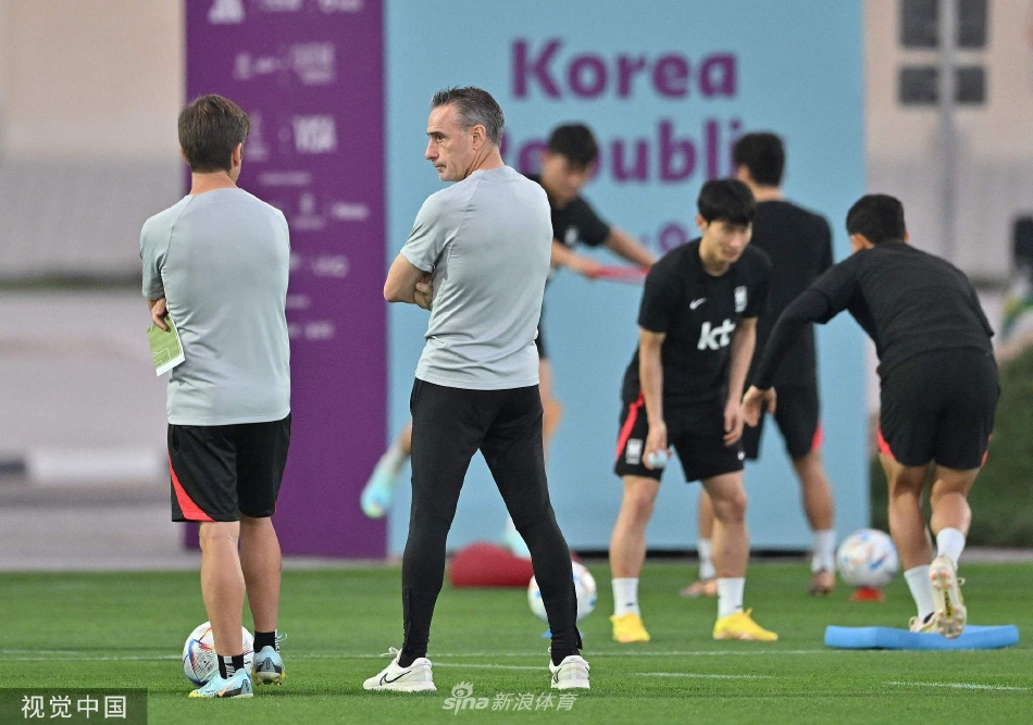 核心球员孙兴慜戴着特制的黑色防护面具，正专注地进行传接球练习，面具下是他坚毅的眼神。