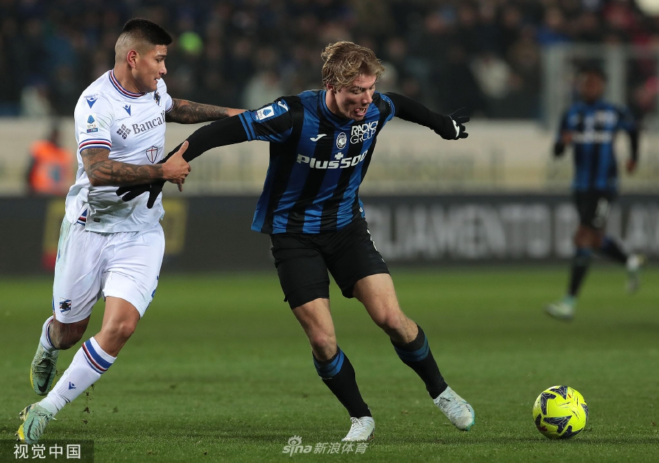 亚特兰大球员热烈庆祝首开纪录的进球，蓝色竞技体育场瞬间被主场球迷的欢呼声点燃。