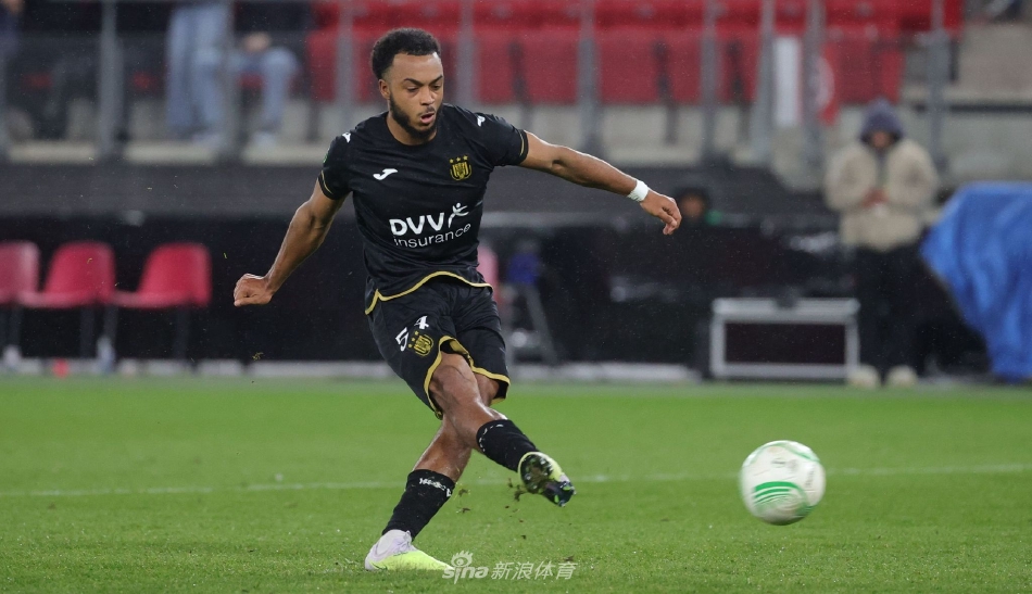 点球决胜后，阿尔克马尔全队聚集在中圈弧，肩搭着肩向主场观众致谢，共同分享晋级的喜悦。