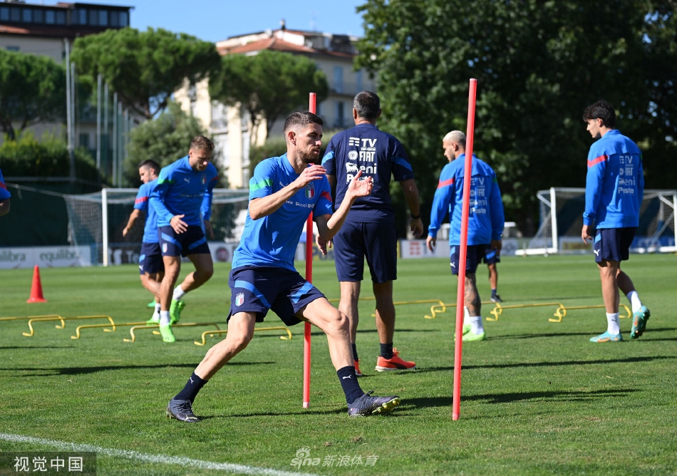 锋线球员在门前进行冷静的射门练习，皮球划出弧线直挂球网死角。