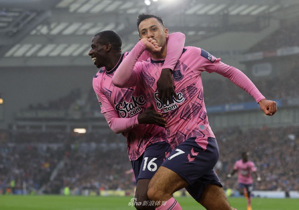 埃弗顿球员杜库雷在比赛开场不到一分钟便破门后，疯狂奔跑庆祝，客场球迷看台瞬间陷入沸腾。