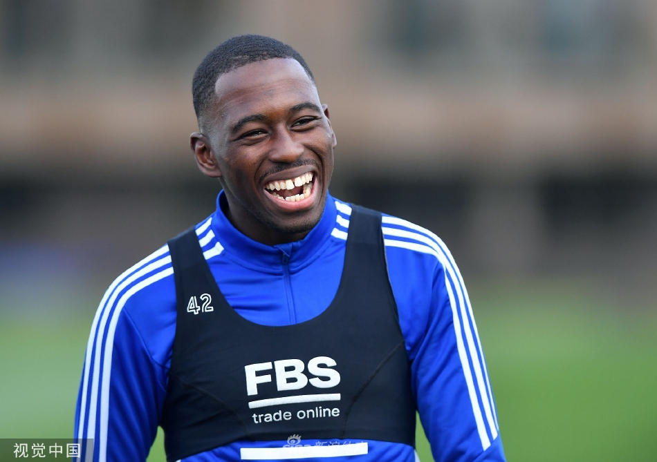 莱斯特城主帅莉迪亚·贝德福德在训练场边凝神观察，她双臂交叉，目光如炬，正在思考对阵曼城的终极策略