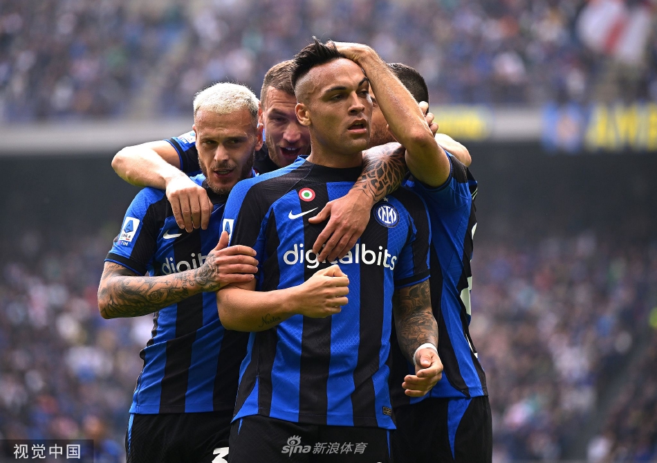 国际米兰后卫德弗赖在比赛中高高跃起，力压对方前锋，将传中球头球解围