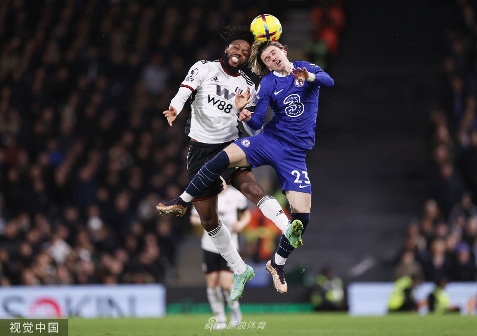 富勒姆后卫里姆在角球进攻中力拔山兮头球破网，皮球直窜网窝，场边主教练马尔科·席尔瓦振臂欢呼