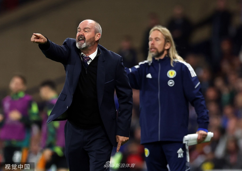 终场哨响，一名爱尔兰球员黯然低头，背景是相拥庆祝的苏格兰队员