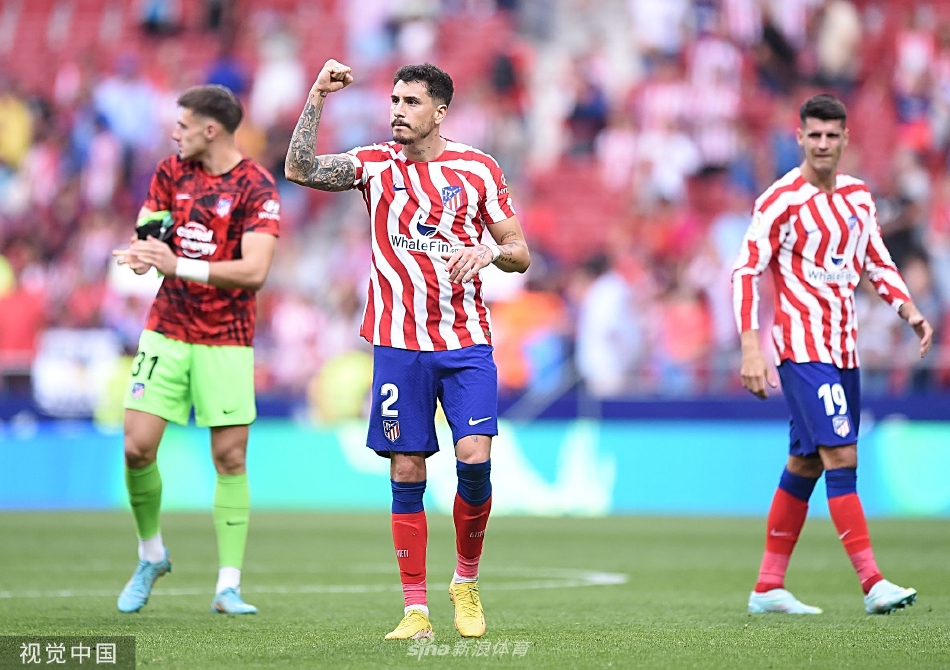 主帅西蒙尼在场边激情指挥，标志性的握拳庆祝动作