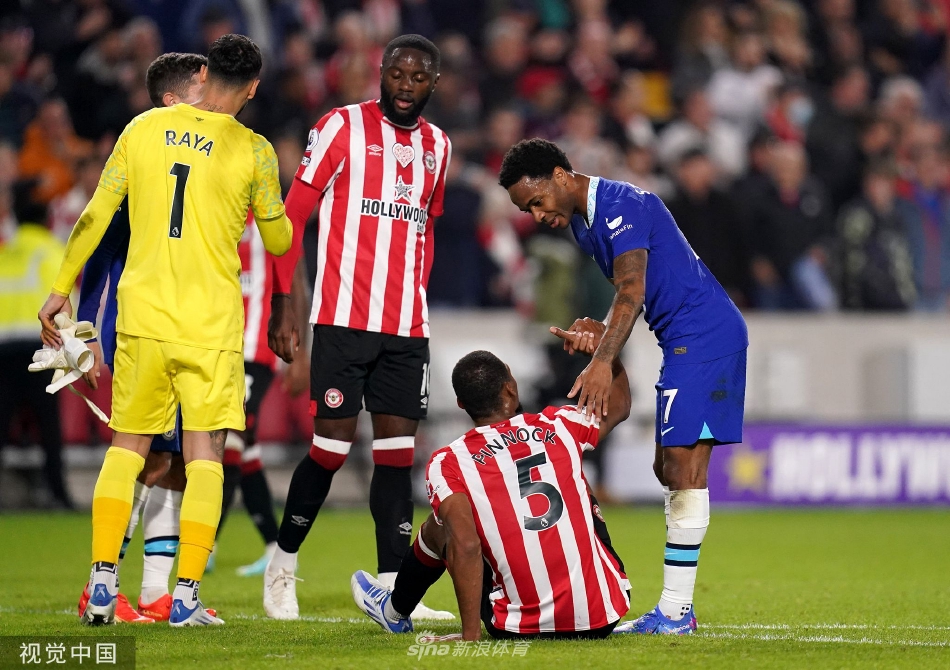 布伦特福德后卫赞卡在门线前做出关键封堵，奋力伸腿挡出切尔西球员近在咫尺的劲射。