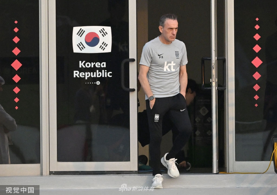 主教练保罗·本托正在对围拢的球员们讲解战术，他神情严肃，手中的战术板仿佛承载着全队的命运。