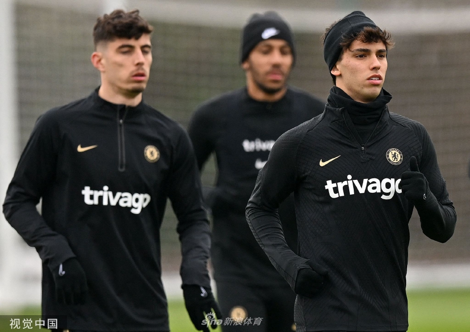 蓝军众将在训练中围成一圈进行战术部署，身穿荧光背心的教练正在中间激昂讲解，众人神情专注。