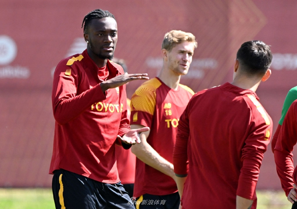 球员们正在进行高强度的折返跑训练，肌肉紧绷，汗水在阳光下闪烁，每一次冲刺都拼尽全力，展现着职业运动员的钢铁意志与身体极限。