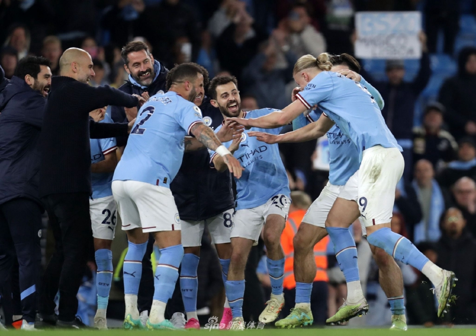 福登禁区外凌空世界波破门，皮球如出膛炮弹直挂死角