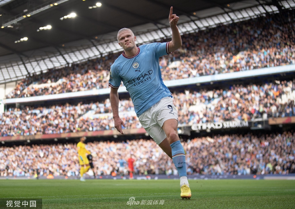 布莱顿球员特里皮尔带球突破，在曼城多名防守球员围堵中努力寻求空间。