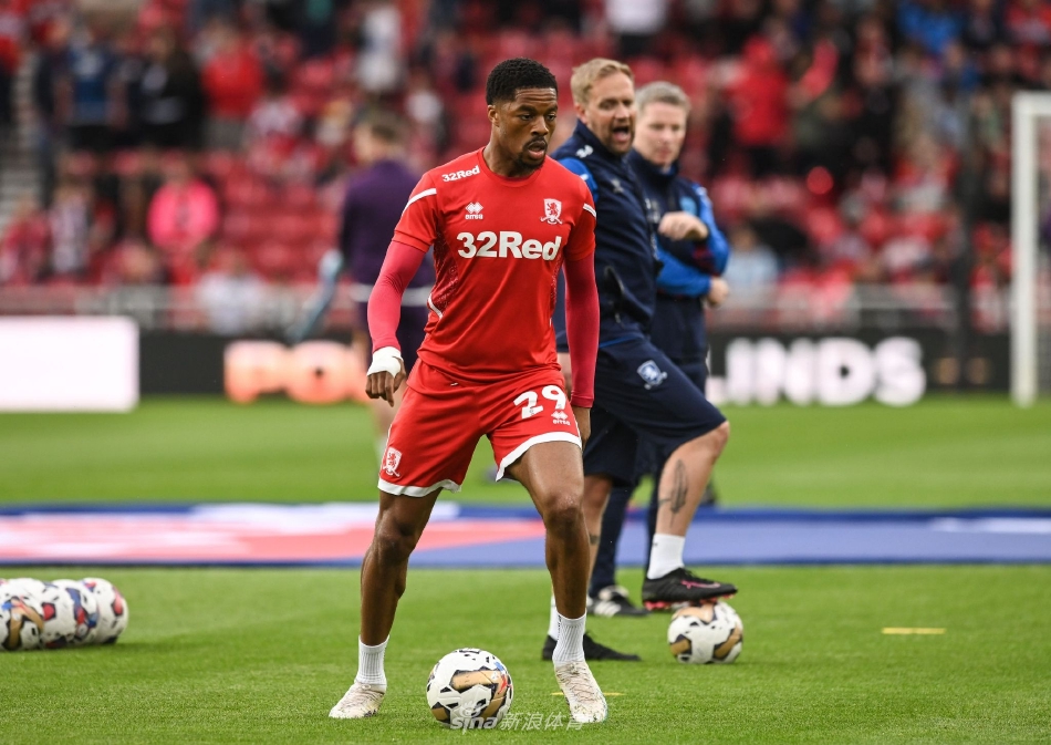 考文垂主教练马克·罗宾斯在场边紧握双拳激情指挥，他的眼神坚定，仿佛已经看到了通往温布利球场的道路。