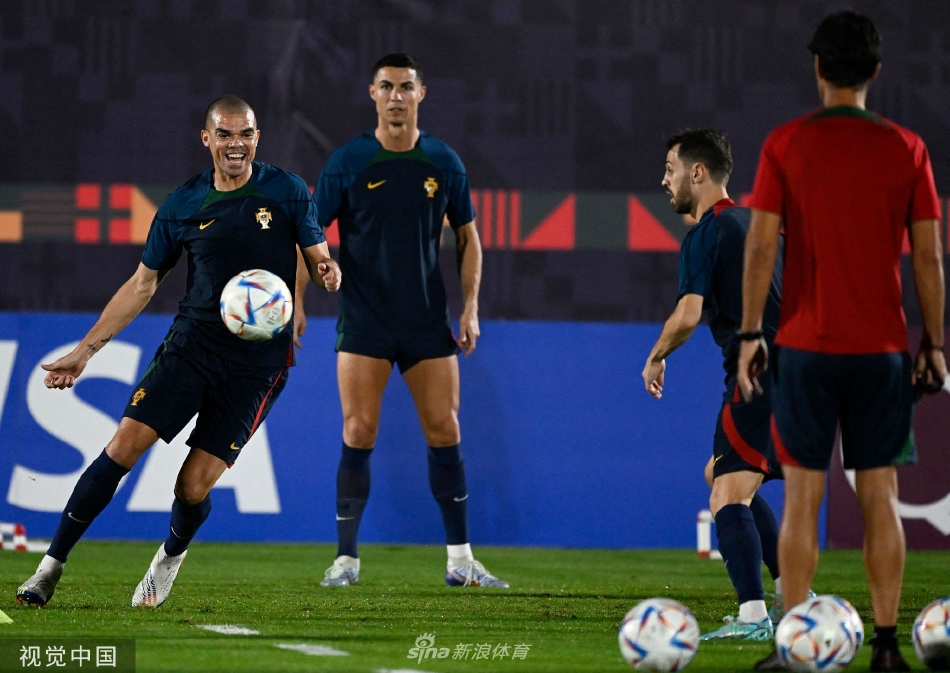 球员们围成一圈进行紧张的抢圈训练，眼神专注紧盯快速传递的皮球，团队默契在每一次传递中流淌。