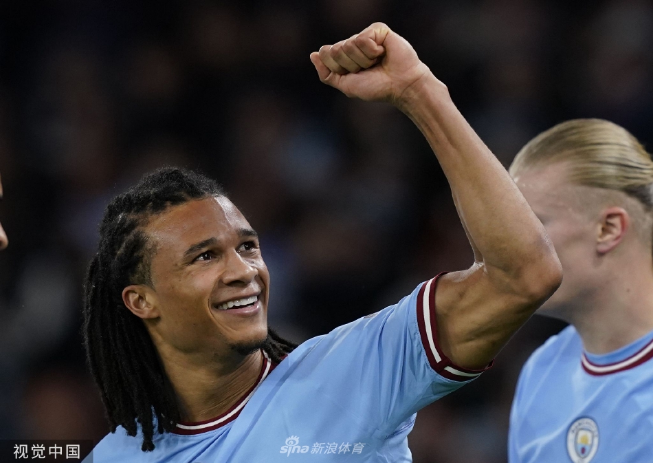 曼城球员集体庆祝进球，阿克被队友们团团围住，格拉利什兴奋地搂住进球功臣，全队洋溢着晋级的喜悦与团结奋战的热烈气氛。