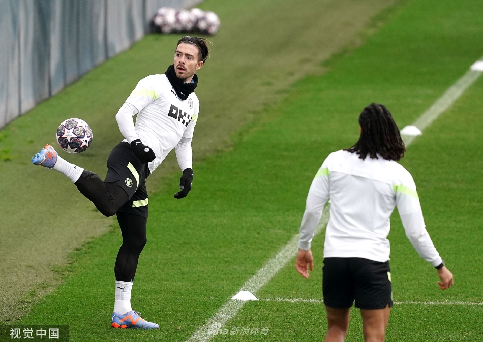 德布劳内主罚定位球瞬间，皮球划出美妙弧线直指球门死角