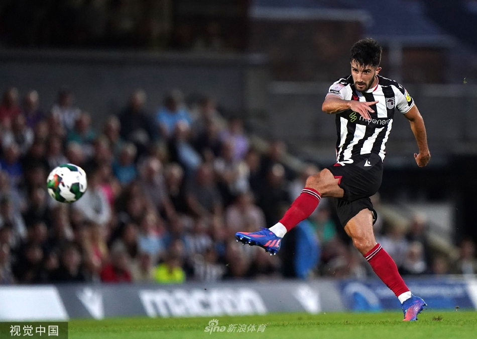 诺丁汉森林球员围成一圈相互鼓劲，准备开始下半场的比赛，团队斗志昂扬