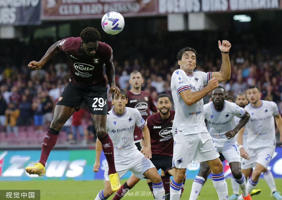 主队球员在角旗区附近精妙配合后传中，中路包抄球员与桑普多利亚后卫在空中激烈对抗争顶头球。