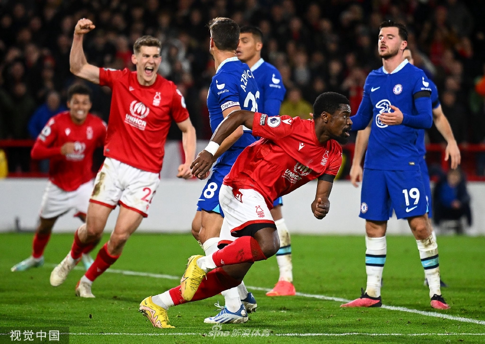 比赛尾声切尔西全线压上，禁区内双方球员激烈争抢高空球，气氛白热化