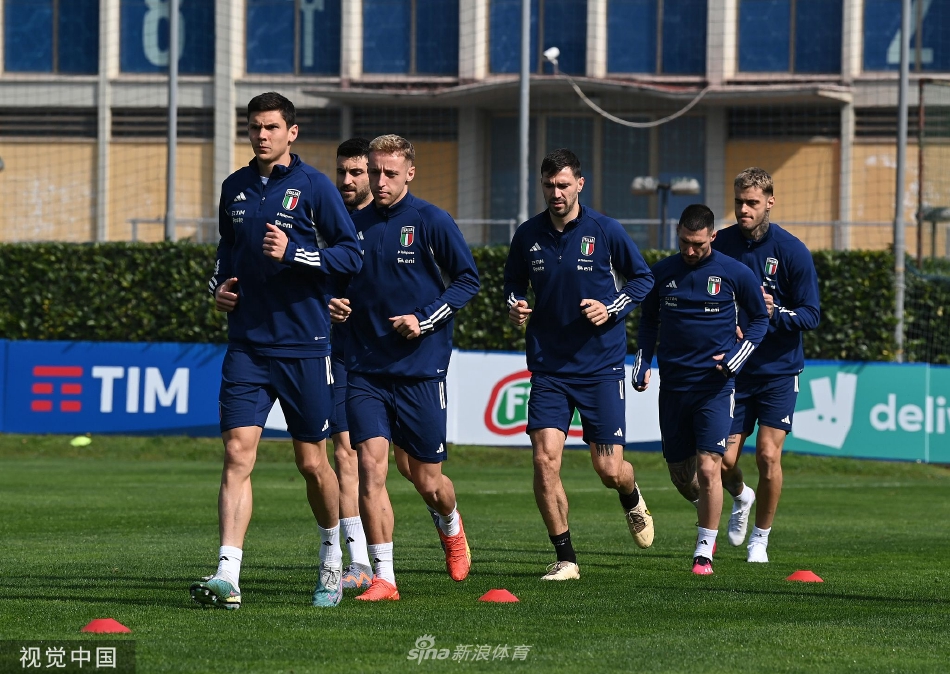 防守球员在对抗中精准滑铲，成功将球破坏，草皮随之飞扬，动作干净利落充满力量感。