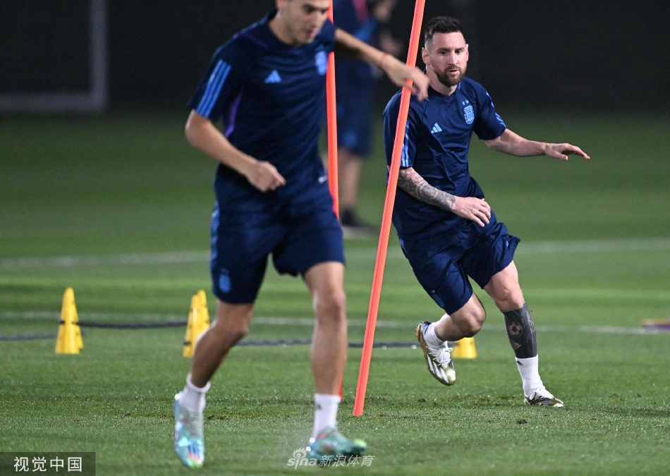 阿根廷全队围成一圈进行战术部署，斯卡洛尼在中心讲解，众人目光聚焦，充满决战前的专注与团结