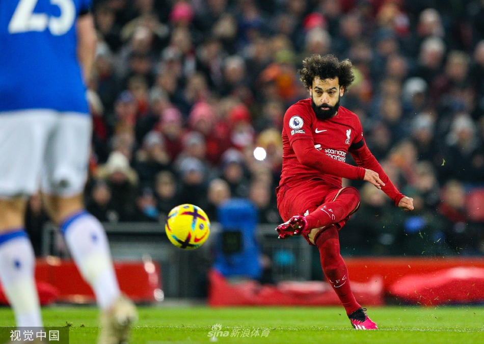 赛后利物浦全队手拉手走向Kop看台，向始终高歌助威的死忠球迷致谢，场面温馨而震撼