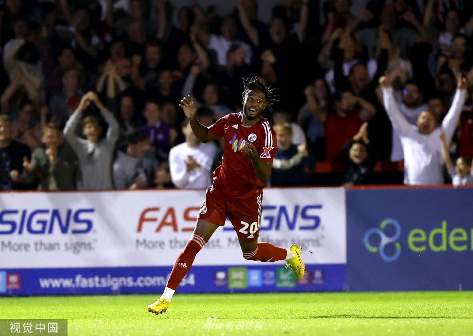 比赛结束后，克劳利镇全队球员手挽手走向看台，向始终呐喊助威的主场球迷致以最深情的感谢。