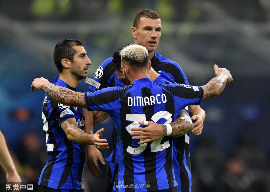 哲科推射空门瞬间，对方门将鞭长莫及，皮球应声入网