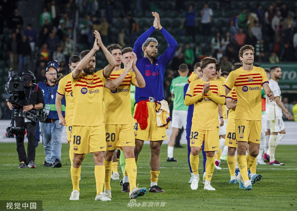 比赛全景:巴萨球员在埃尔切半场展开围攻,绿色草皮上红色与蓝紫色的身影交织成激烈的战术博弈图