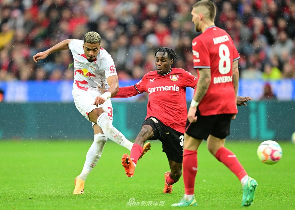 亚当·赫洛热克破门瞬间：他迎着来球冷静左脚推射，皮球直窜网窝，身后是目瞪口呆的莱比锡防守球员