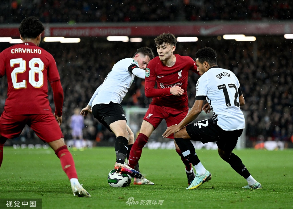 进球功臣埃利奥特在罚入制胜点球后狂奔庆祝，张开双臂仰天长啸，脸上写满了释放与狂喜，队友们正从四面八方涌来准备与他拥抱。