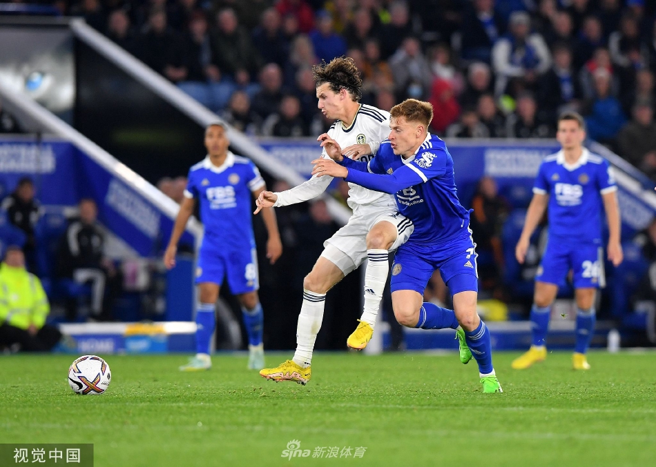 莱斯特城门将沃德高高跃起，单拳将高空球击出危险区域，眼神无比坚定。