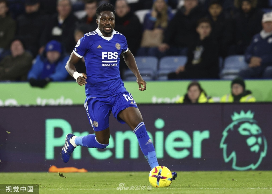 莱斯特城老将瓦尔迪在比赛中低头喘息，汗水浸湿了发梢，脸上写满了疲惫与未能进球的遗憾