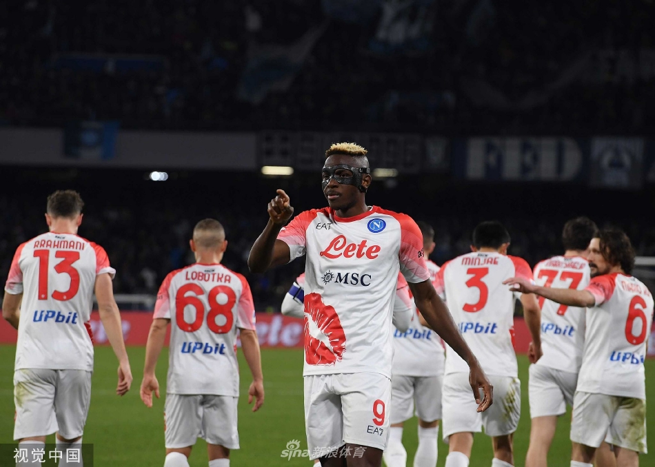 那不勒斯全队在角球进攻中前赴后继，迪洛伦佐头球攻门瞬间引得门前一片混战