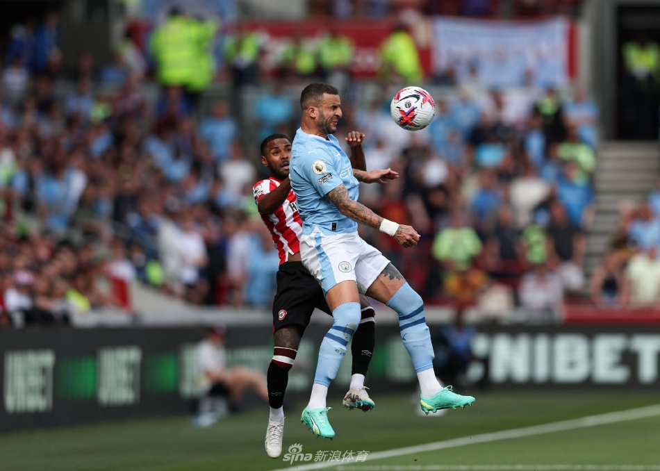 终场哨响，布伦特福德全队紧紧拥抱在一起，在主场球迷震耳欲聋的欢呼声中组成一幅动人的黄色画卷