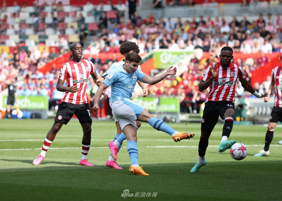 伊万·托尼冷静施射破门瞬间，皮球如出膛炮弹直窜网窝，曼城门将飞身扑救却鞭长莫及